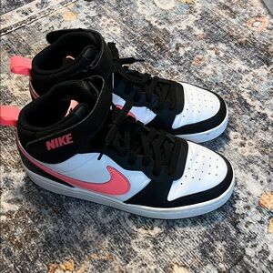 Girls black and pink Nike sneakers. Size 6. Very good condition